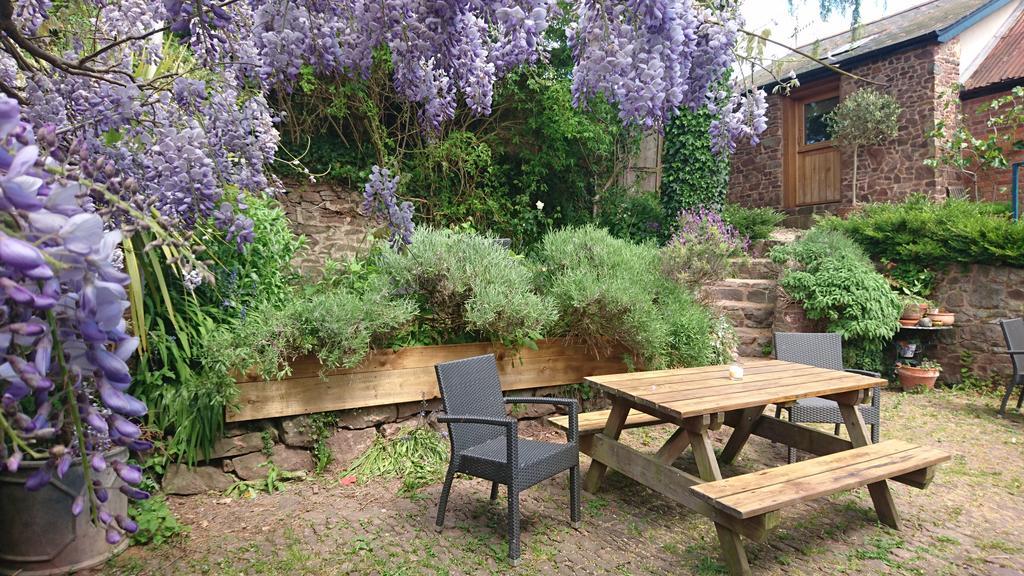 The Lamb Inn Кредитон Экстерьер фото